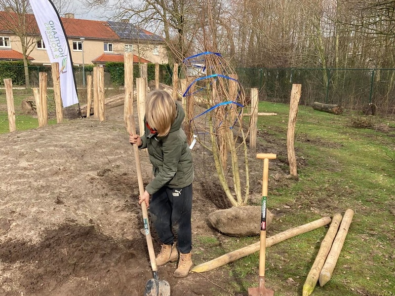 Speelplaats Element vergroent en organiseert plantdag