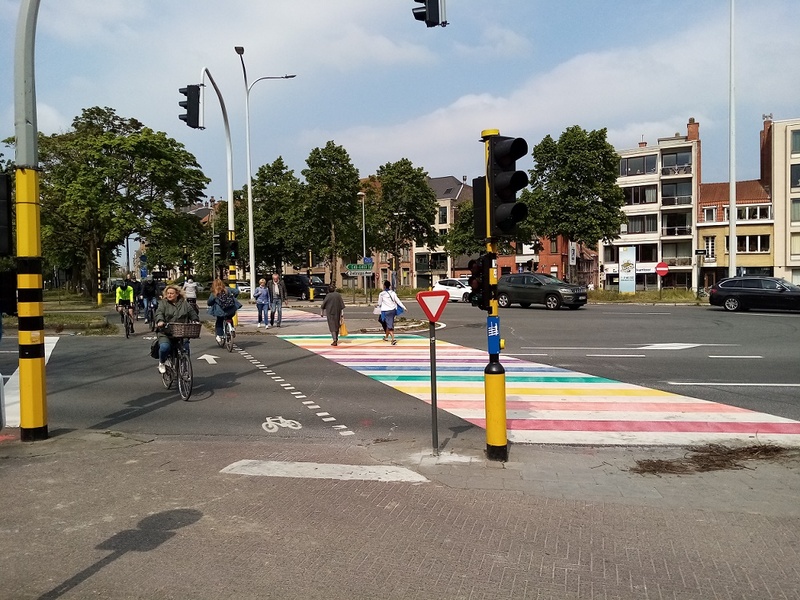 Regenboogzebrapad aan Bevrijdingslaan ter hoogte van Bloedput