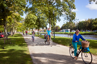 fietsers fietsen langs de vestingen Brugge