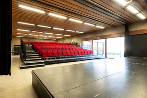 zaal met podium